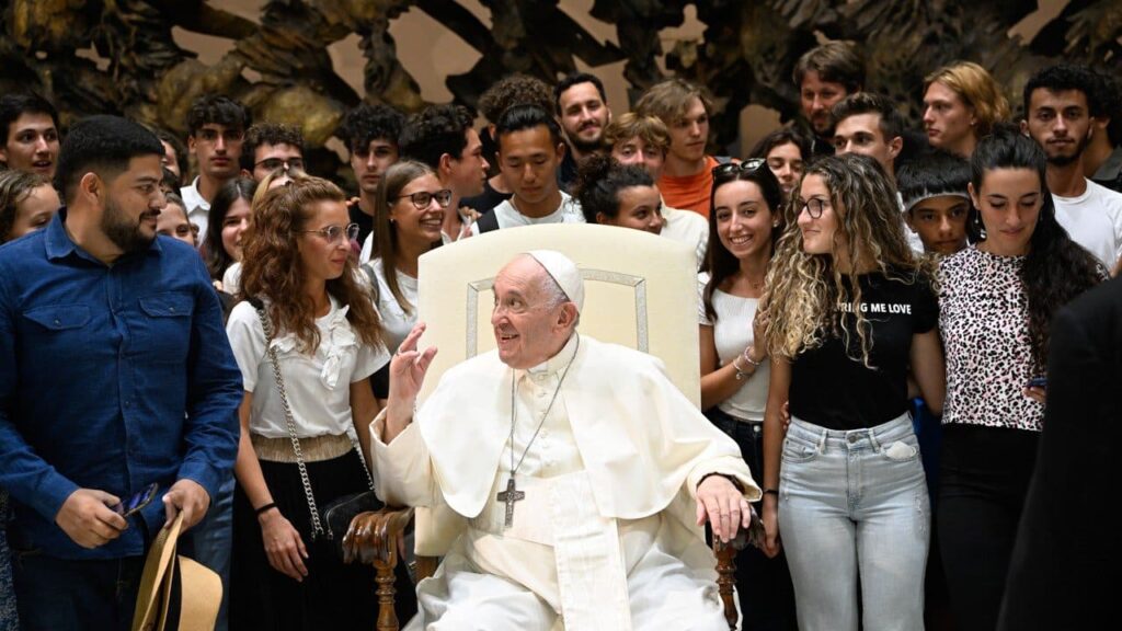 Ferenc papa fiatalokkal