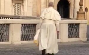 Ferenc pápa egyedül sétál a Szent Péter téren – VIDEÓ