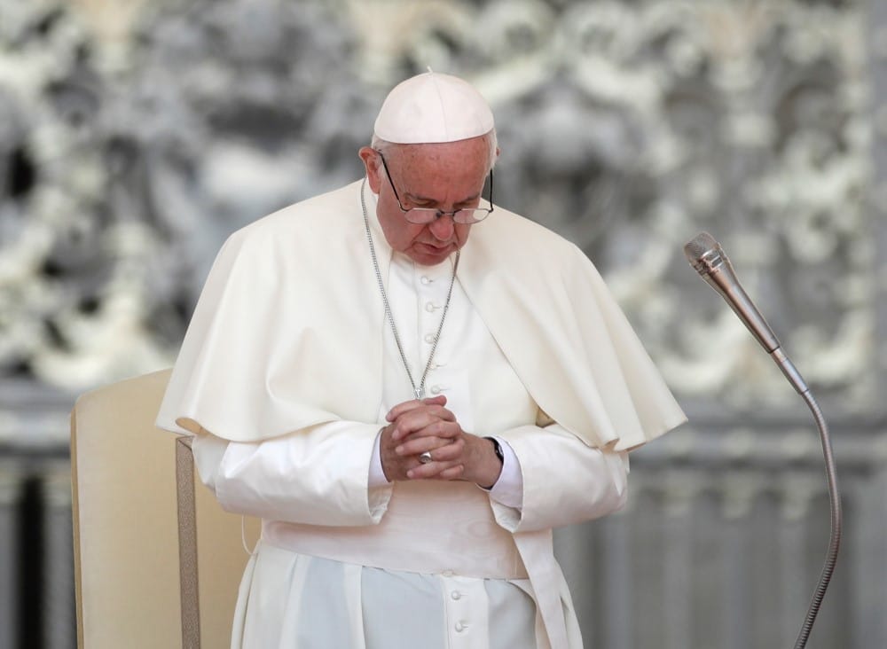 Öt év után - új korszak a pápaság történetében? 3 Ferenc papa imadkozik az audiencian