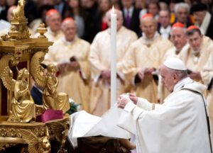 Ferenc pápa karácsony éjjel: Isten nem várta ki, hogy előbb jóvá váljunk, odaajándékozta magát