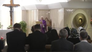 Ferenc pápa a Szent Márta-házban: ne panaszkodjunk, az Úr gyengéden vigasztal és büntet