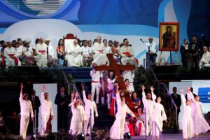 Ferenc pápa keresztúti homíliája: Jézus szenvedése fiataljaink gyötrelmeiben folytatódik