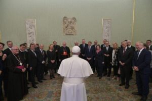 A pápa az újságírókhoz: Elég volt az álhírekből, adjunk helyet a jó híreknek!