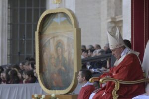 Nyissuk meg szívünket a Szentlélek tüzének – Ferenc pápa Pünkösd vigíliáján