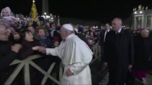 Önmagát közösítette ki a Ferenc pápát rángató nő – VIDEÓ