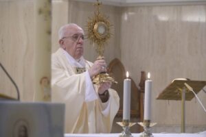 Ferenc pápa a tanárokért és a diákokért imádkozott a péntek reggeli szentmisén