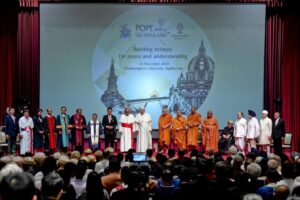 Ferenc pápa a vallási vezetőkhöz: Kínáljunk új paradigmát a konfliktusok megoldására! 2 Ferenc pápa a vallási vezetőkhöz: Kínáljunk új paradigmát a konfliktusok megoldására!