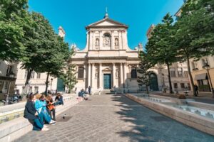 Közvéleménykutatás: a franciák a szeretet Istenét várják