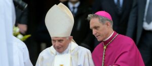 Bemutatjuk Georg Gänswein érseket, XVI. Benedek személyi titkárát