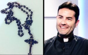 „A legjobb fegyver” – Egy pap 7 személyes története a rózsafüzér imádkozásának erejéről