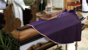 Jelentés a COVID-19 halálozási számairól katolikus papok és szerzetesek körében