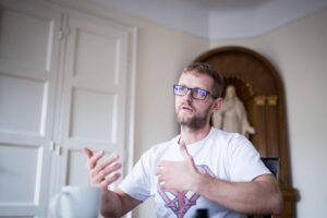 Hodász András: „kamaszkoromban több alkalommal, szexuális visszaélést követtek el ellenem”