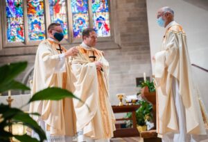 A pap, akit újra megkereszteltek és pappá szenteltek