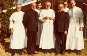 Hét, hazájából elmenekült magyar pap hitének gyümölcse az Egyesült Államokban alapított premontrei apátság