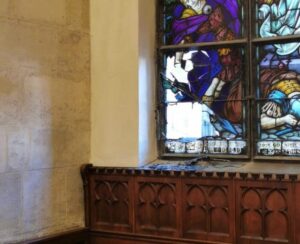Betörők rongálták meg a kolozsvári Szent Mihály-templom egyik üvegfestményét