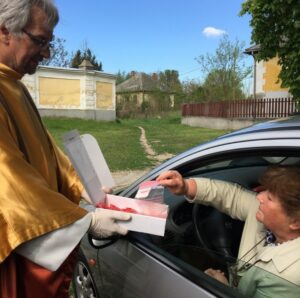 Biztonságos szentáldozás az előszállási plébánia autós miséjén