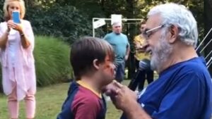 Egy nagypapa végtelen gyengédséggel énekel Down-szindrómás unokájának 5 Egy nagypapa végtelen gyengédséggel énekel Down-szindrómás unokájának