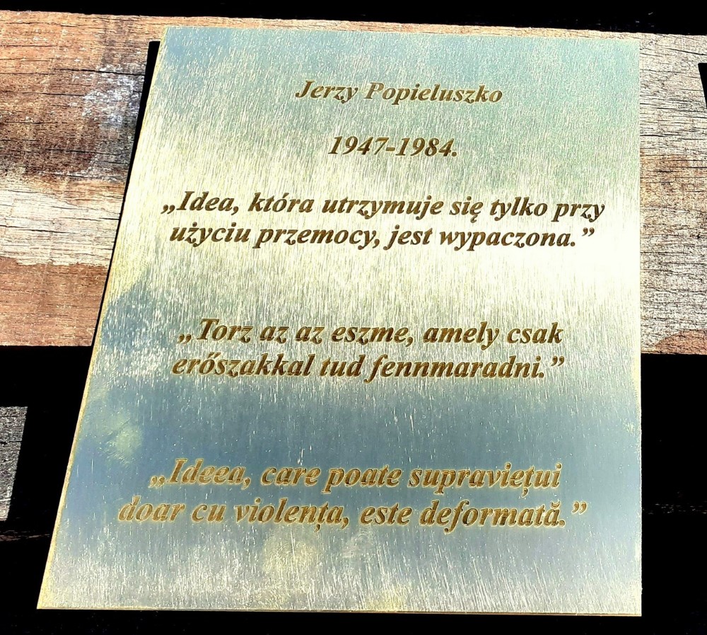 Kopjafát állítottak Szilágysomlyón Boldog Jerzy Popieluszko emlékére 2 Kopjafaallitas Szilagysomlyon 3 felirat Custom