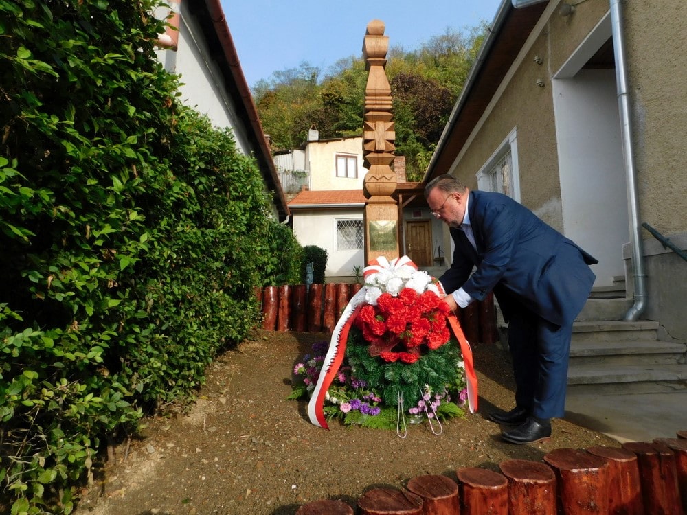 Kopjafát állítottak Szilágysomlyón Boldog Jerzy Popieluszko emlékére 3 Kopjafaallitas Szilagysomlyon 4 koszoruzas Custom