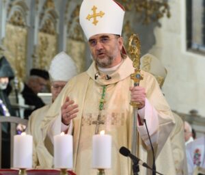 Sebezhető, halandó emberek vagyunk, akiket Isten örök életre rendelt - Kovács Gergely érsek üzenete 9 Sebezhető, halandó emberek vagyunk, akiket Isten örök életre rendelt – Kovács Gergely érsek üzenete