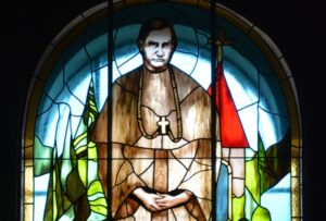 Egész alakos üvegfestménnyel állítanak emléket Márton Áron püspöknek Marosvásárhelyen 2 Egész alakos üvegfestménnyel állítanak emléket Márton Áron püspöknek Marosvásárhelyen