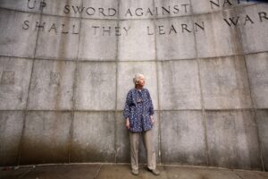 Az atombomba-ellenes aktivista, Megan nővér halálára