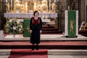 Meister Éva: Derűs lélekkel és hittel minden könnyebben megy