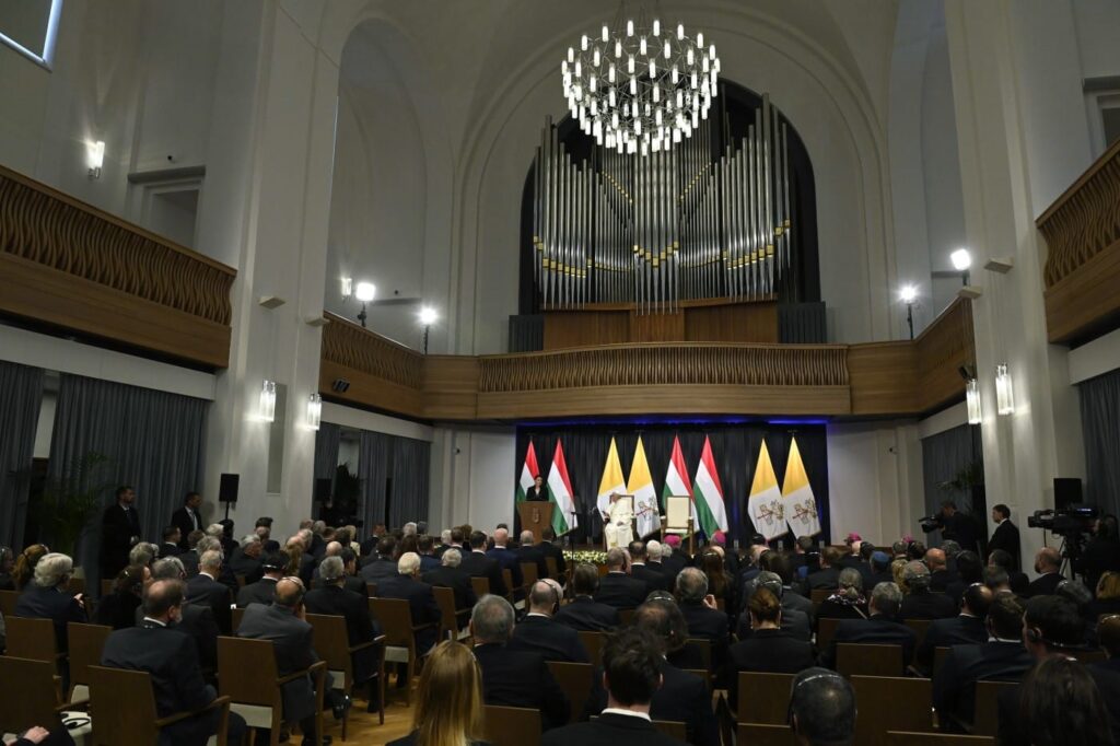 Novak Katalin beszedet mond Ferenc papa mellett 2 Egyedi