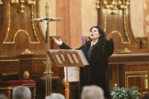 Pitti Katalin: Nincs más út, mint Isten tenyerébe vágyni