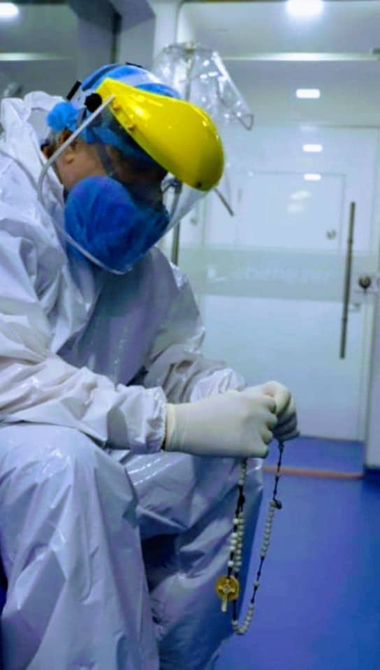 Egy világjáró fénykép a rózsafüzért imádkozó kolumbiai orvosról 2 ROSARY COVID ANESTHESIOLOGIST COLOMBIA Facebook Luis Alberto Gallego