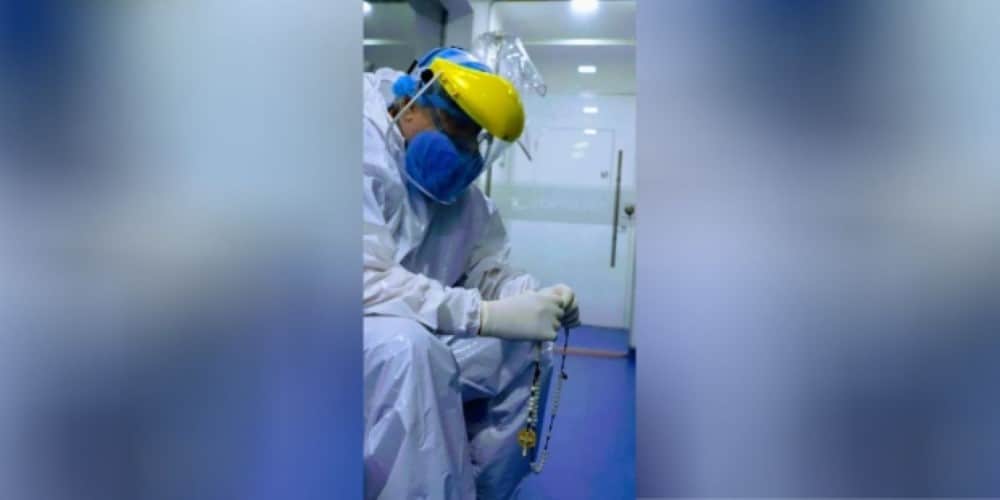 Egy világjáró fénykép a rózsafüzért imádkozó kolumbiai orvosról 1 Rozsafuzert imadkozo orvos Egyedi