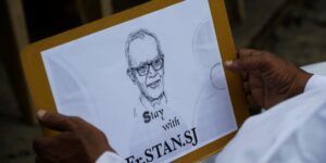 “Egy kalitkában lévő madár is tud énekelni” vallja az Indiában bebörtönzött Swamy atya