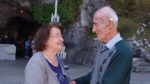Lourdes: egy nyolcvanas éveiben járó házaspár, egy Piaggio és egy 200 kilós gyertya