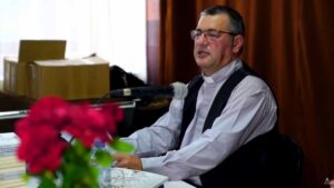 Világítania kell a világban egyre inkább eluralkodó káoszban – megjelent Sebestyén Péter Műkönny című esszékötete