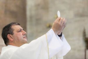 Sebestyén Péter atya gondolatai Úrnapján