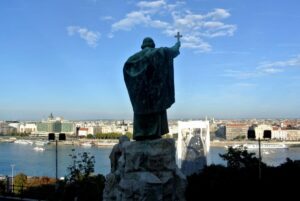 „Ahol nincs Isten, ott fenn zsarnokság van, lenn felfordulás van, és jaj az embernek”