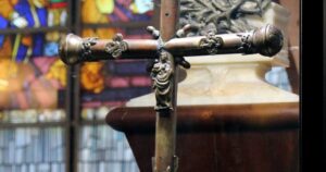 A Szent Johannának a máglyán felmutatott kereszt megmenekül a feledéstől