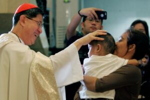 Tagle bíboros: A keresztszülők segítsék a szülőket a gyermekek hitre nevelésében