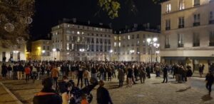 Versailles: Több százan imádkoznak a katedrális előtt | VIDEÓ