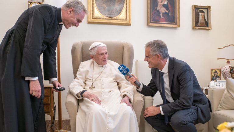 XVI. Benedek emeritus pápa: „Öregember vagyok, életem a végéhez ér” 4 XVI. Benedek emeritus pápa: „Öregember vagyok, életem a végéhez ér”