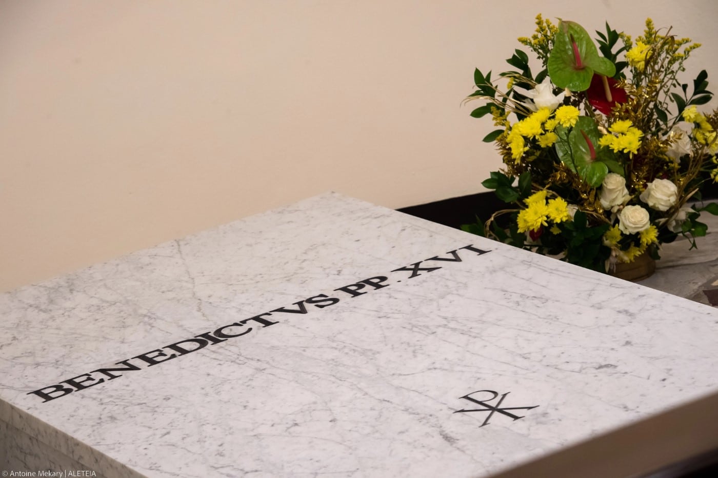 XVI. Benedek papa sirja Egyedi