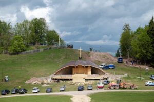 A magyar kormány 160 millió forinttal támogatja a csíksomlyói pápai mise előkészületeit