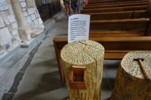 Vegyen elő szögeket, gyűjtsön pénzt a plébániájának