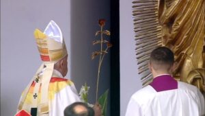 Ezt az arany rózsát ajándékozta Ferenc pápa a Csíksomlyói Szűzanyának