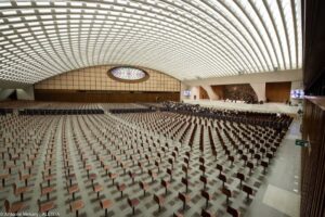 A NAP KÉPE: általános audiencia egy maréknyi hívő előtt