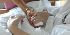 Hogyan találjuk meg a megfelelő szavakat, amikor meglátogatunk egy beteg rokont