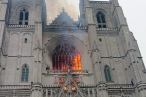 Tűz ütött ki újra a nantes-i székesegyházban – VIDEÓ