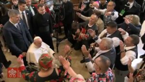 Megható pillanat: cigány zenészek áldották meg Ferenc pápát