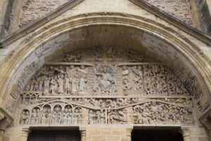 A conques-i kíváncsiskodók, avagy a díszítésbe rejtett huncut figurák