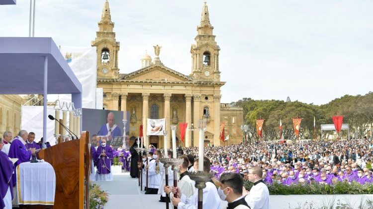 A Csodás Érem Szűzanyja plébánia előtti tér 